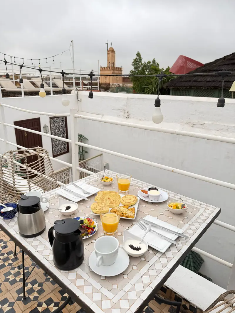 Petit-déjeuner servi sur une terrasse au-dessus des toits de Marrakech