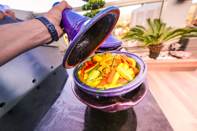 Couvercle de tajine soulevé sur des légumes mijotés