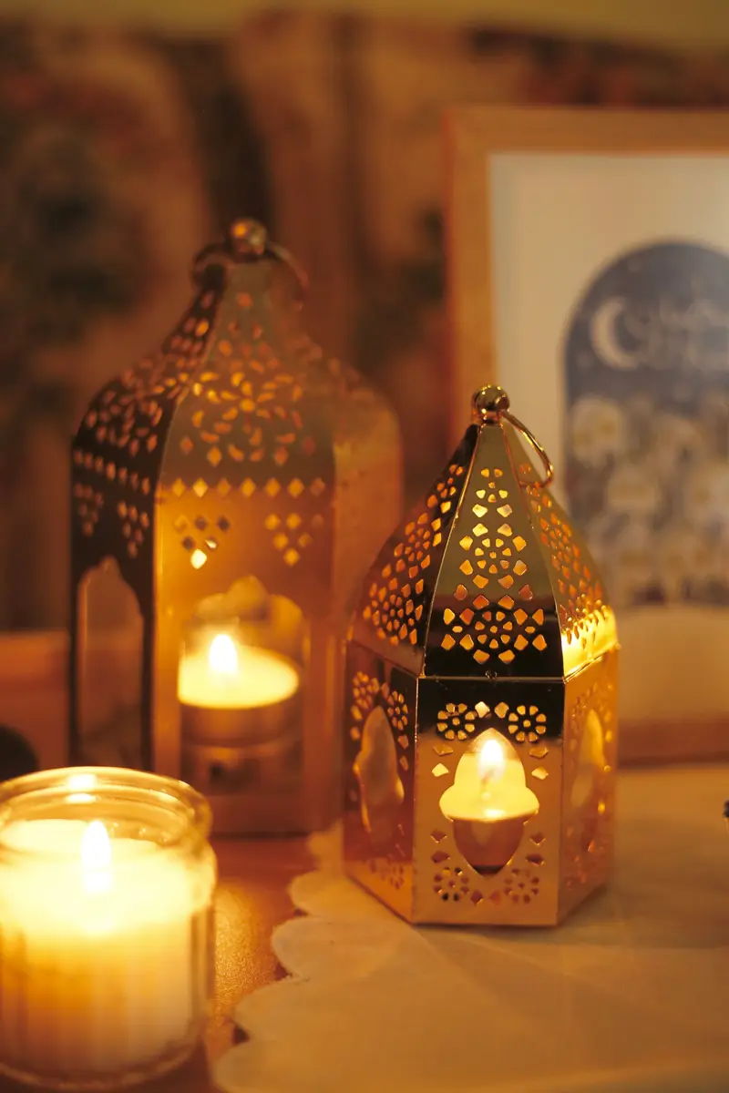 Lanternes dorées et bougies pour un dîner du soir