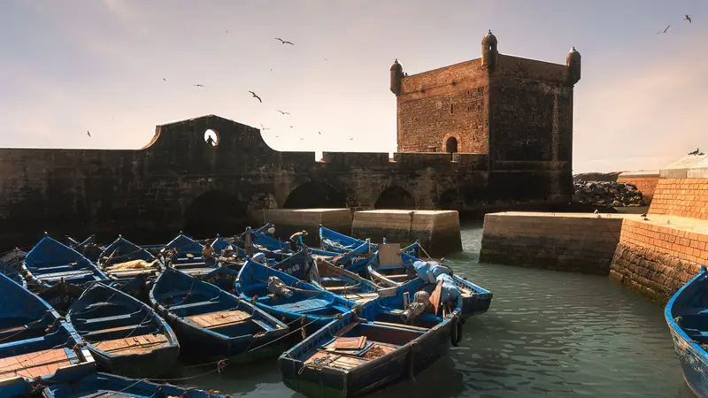 Barques bleues au port d’Essaouira, sous la forteresse