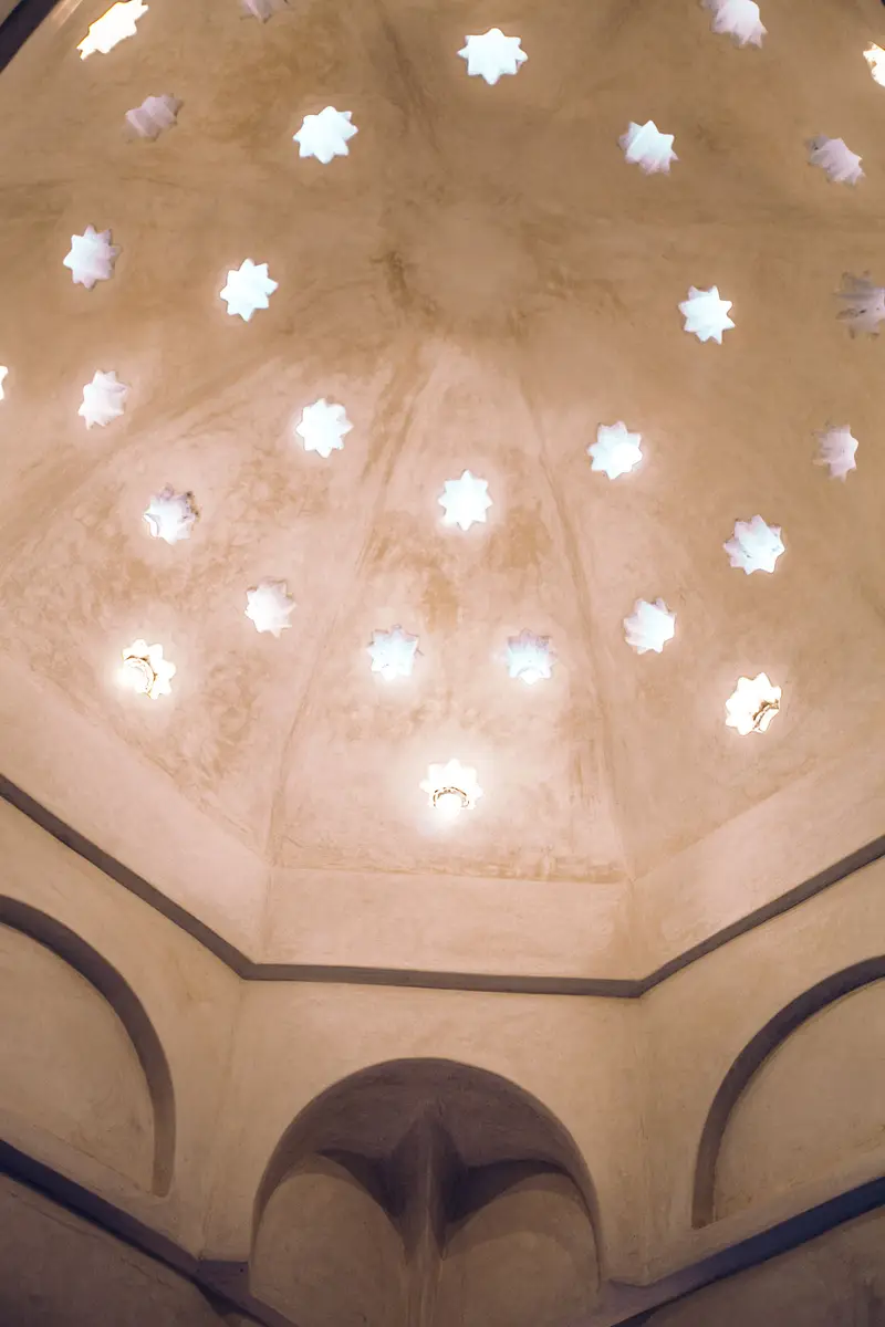 Coupole de hammam percée d’étoiles de lumière