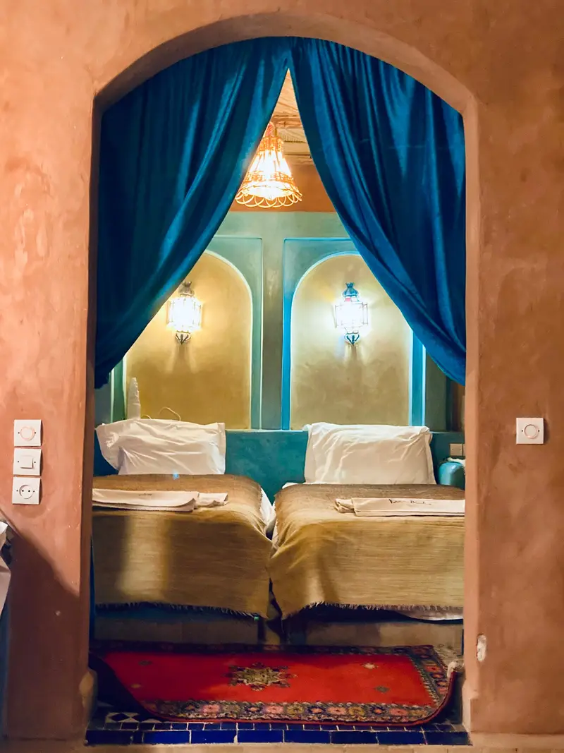 Chambre aux rideaux de velours bleu et lanternes ciselées