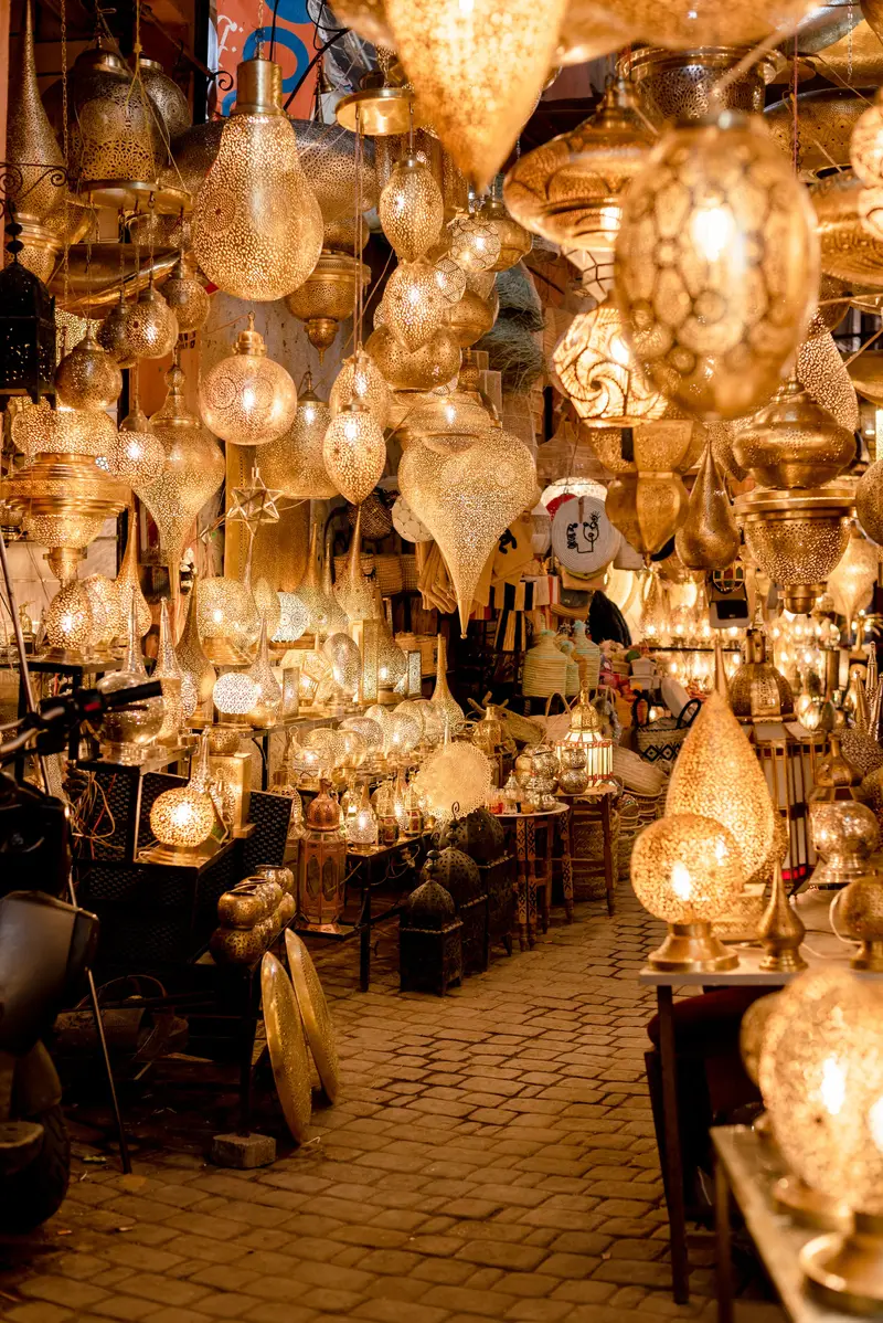 Boutique de lanternes dorées dans les souks
